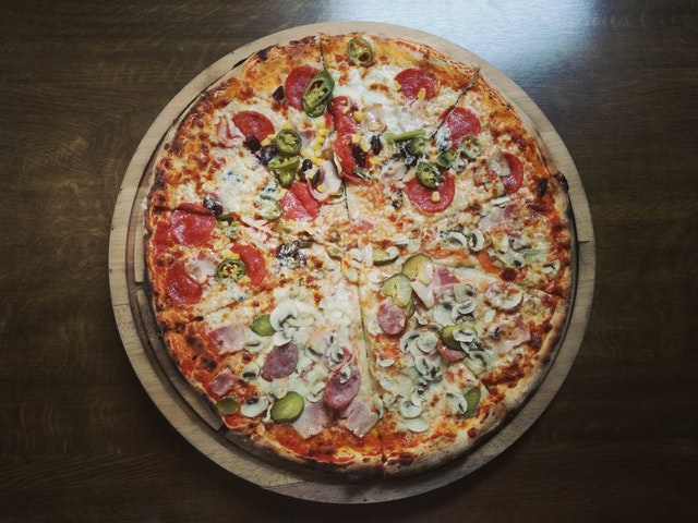 lecker Pizza mit extra Käse (Quelle: pexels.com/@beqa-tefnadze-264627)